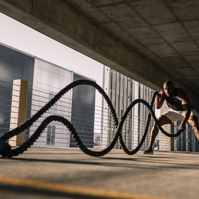 挪威球星埃尔林·哈兰德在曼城比赛中准备射门