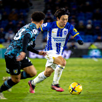 日本边锋三笘薰在布莱顿队带球突破防守球员